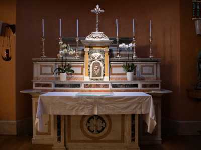 Al centro domina la scena un antico altare in marmo (spostato qui dalla cappella demolita della vecchia chiesa)...